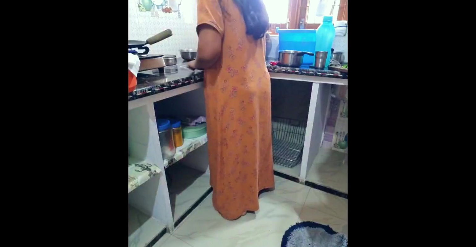 Desi bhabhi ko kitchen me devar ne lund chusa diya