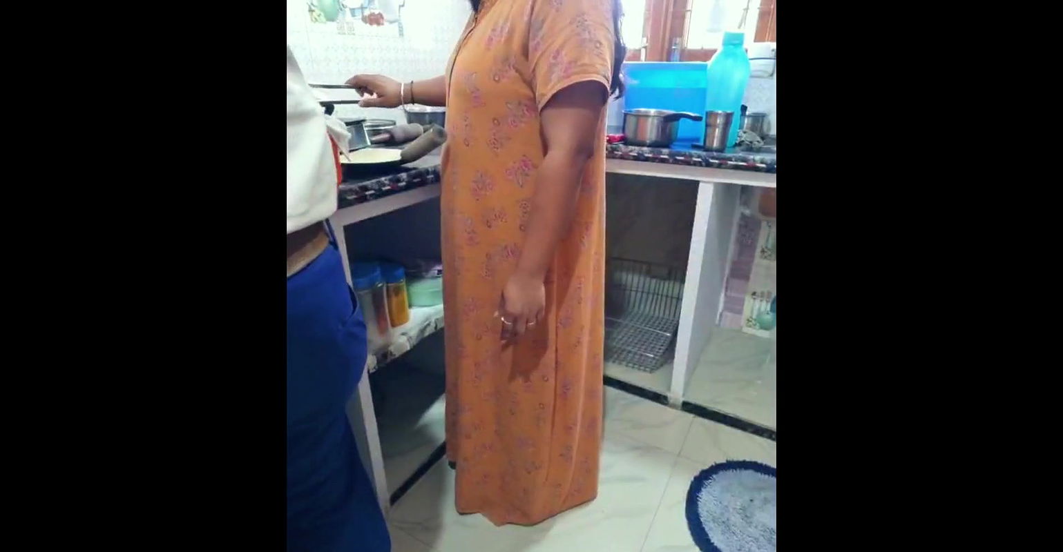 Desi bhabhi ko kitchen me devar ne lund chusa diya