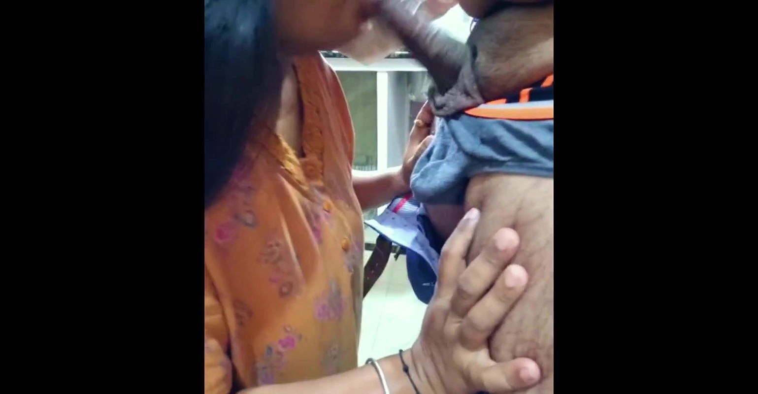 Desi bhabhi ko kitchen me devar ne lund chusa diya