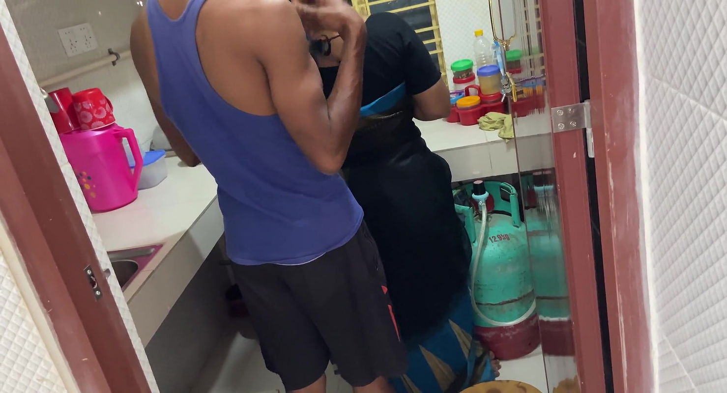 I saw my aunty cooking alone in the kitchen, I hugged her and started fucking