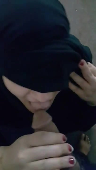 Arab Aunty Serving Pakistani – Movies
