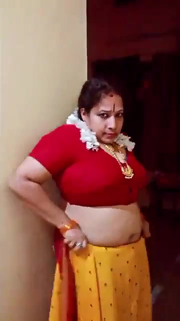 Tamil maami huge boobs navel show in saree