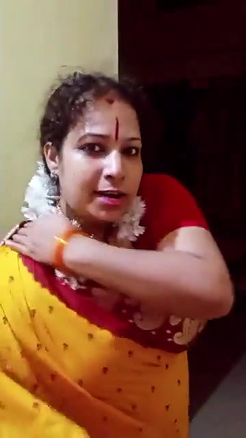 Tamil maami huge boobs navel show in saree
