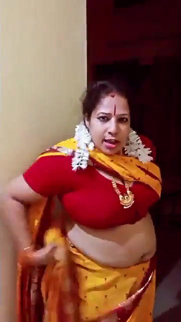 Tamil maami huge boobs navel show in saree