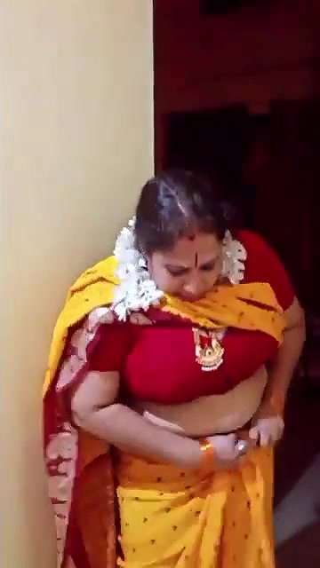 Tamil maami huge boobs navel show in saree