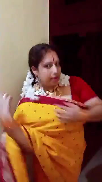 Tamil maami huge boobs navel show in saree
