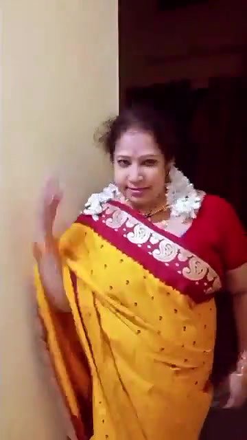 Tamil maami huge boobs navel show in saree