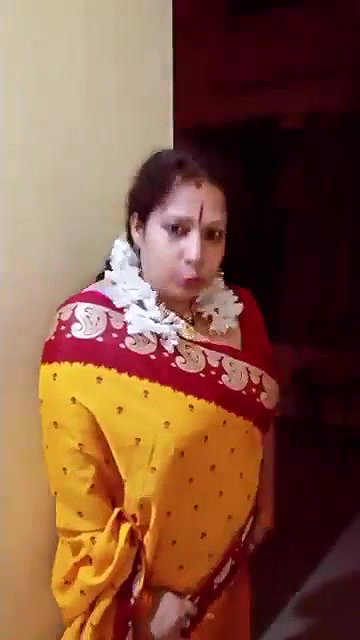 Tamil maami huge boobs navel show in saree