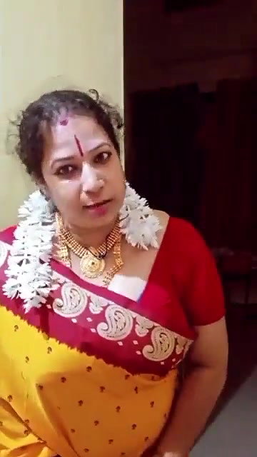 Tamil maami huge boobs navel show in saree