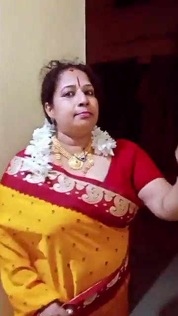 Tamil maami huge boobs navel show in saree