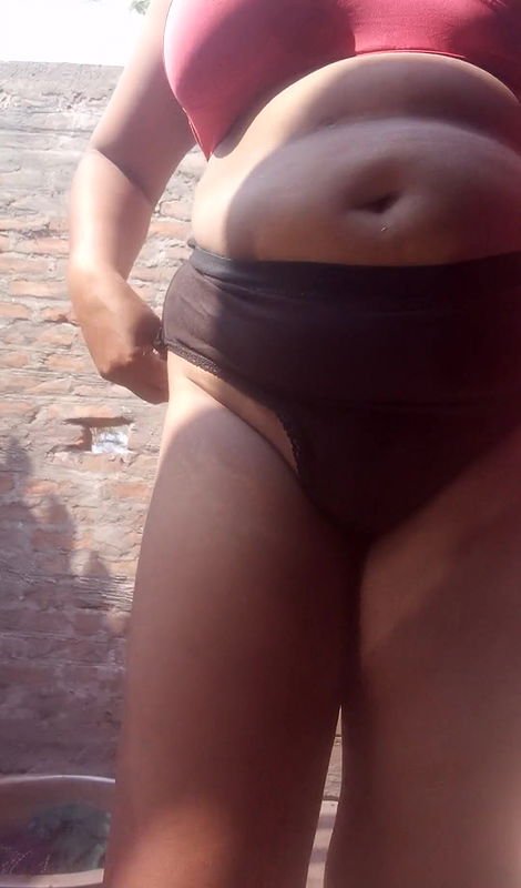 Beautiful college girl is fingaring in Her pussy