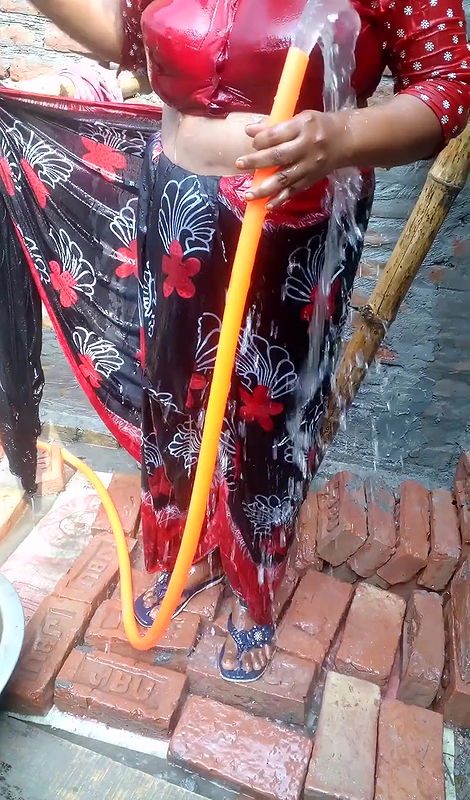 Sadia is a Very sexy girl shows his pussy