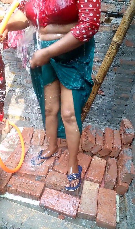 Sadia is a Very sexy girl shows his pussy