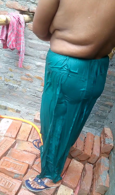 Sadia is a Very sexy girl shows his pussy