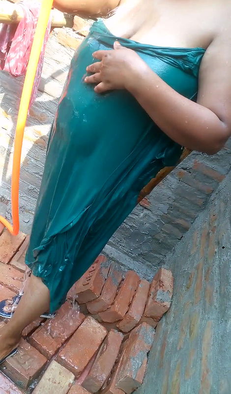 Sadia is a Very sexy girl shows his pussy