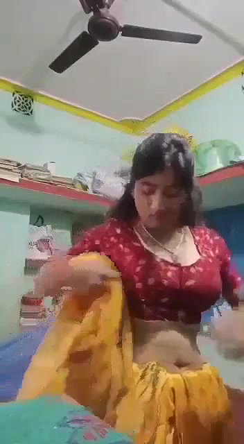 Desi hot bhabi open her saree