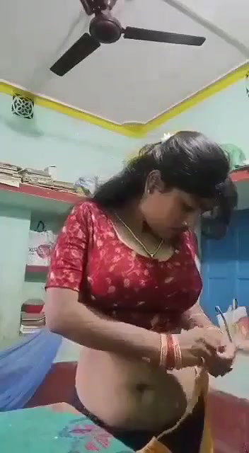 Desi hot bhabi open her saree