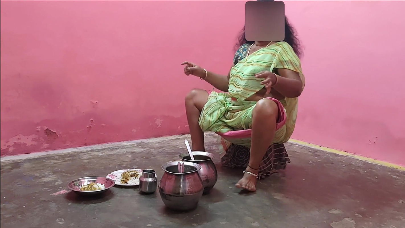 aunty was sitting and eating until her thighs were visible i got emotional on seeing her i went creampie and had sex with her