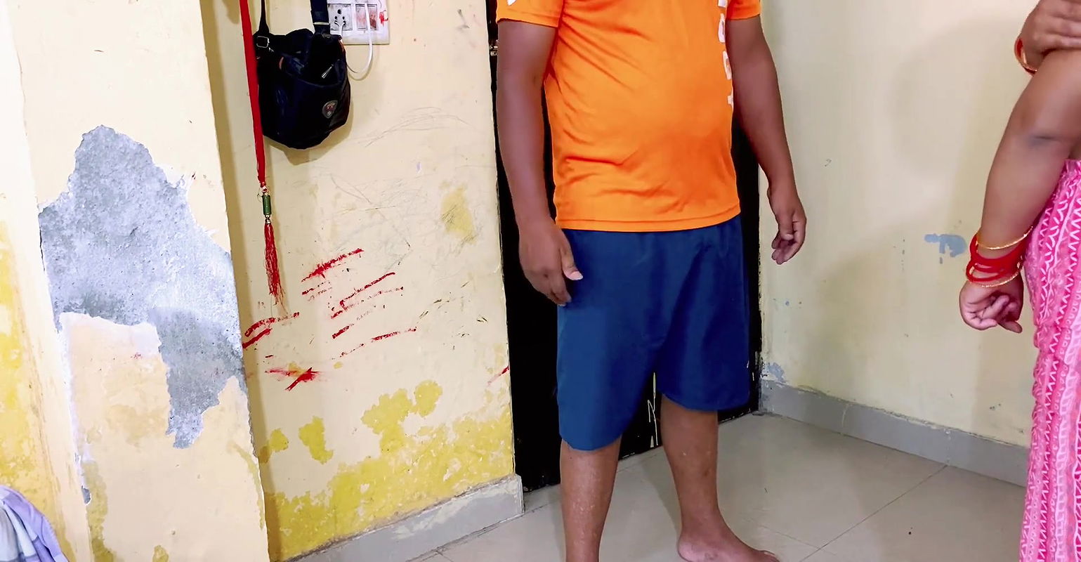 A girl came naked in front of the delivery boy. Th