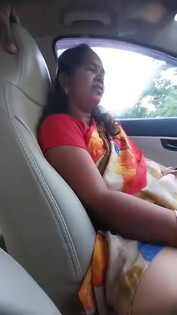 Bhabhi Pussy fingering by lover inside car