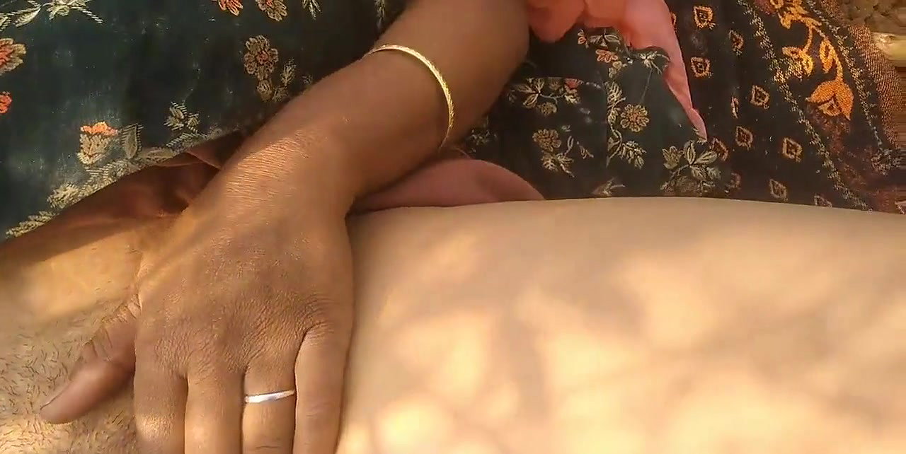 My Indian Bhabhi ko sarso ke khet me lund chusaya,