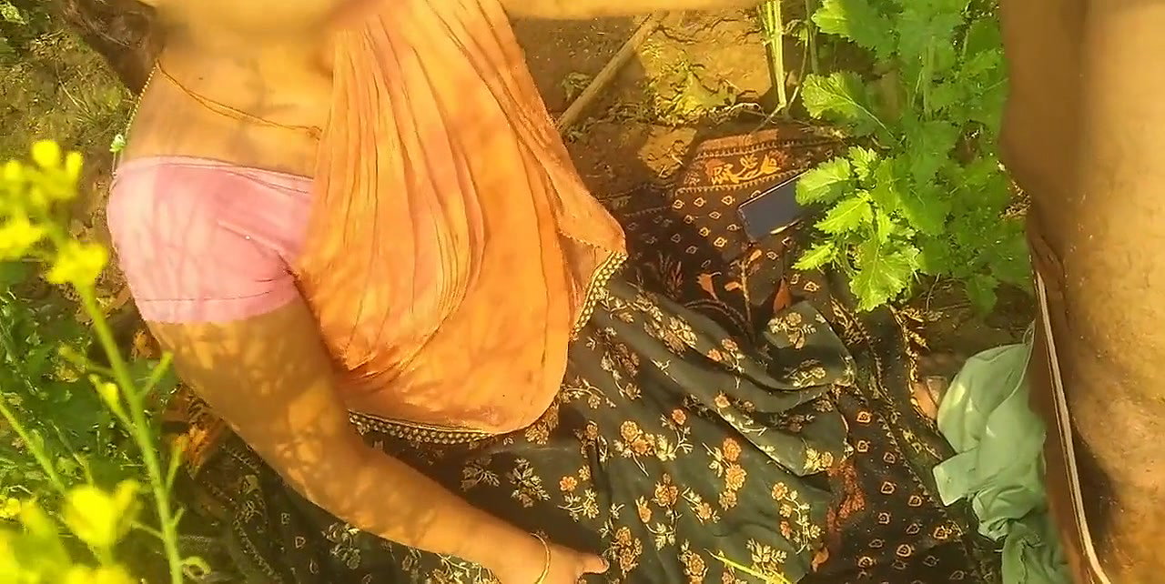 My Indian Bhabhi ko sarso ke khet me lund chusaya,