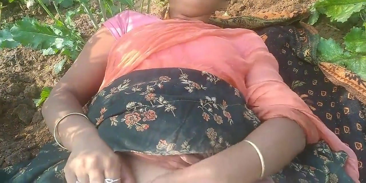 My Indian Bhabhi ko sarso ke khet me lund chusaya,