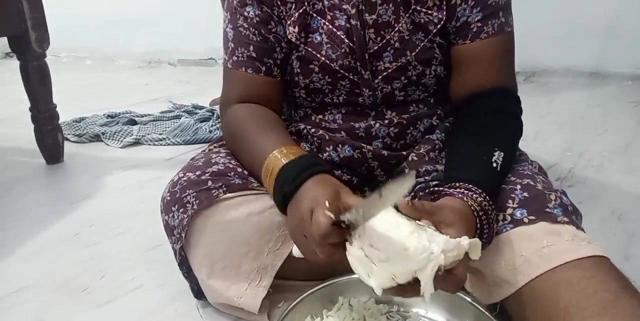 Desi Tamil bhabhi teaching how to fuck pussy for h