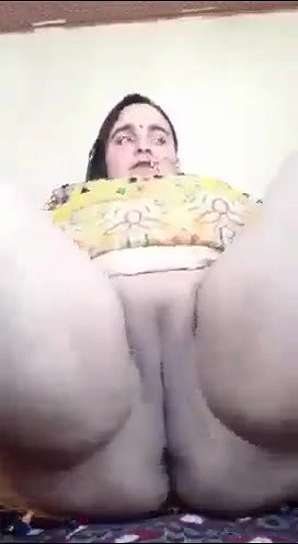 Desi lady showing pussy