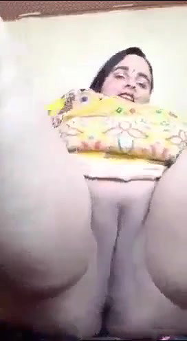 Desi lady showing pussy