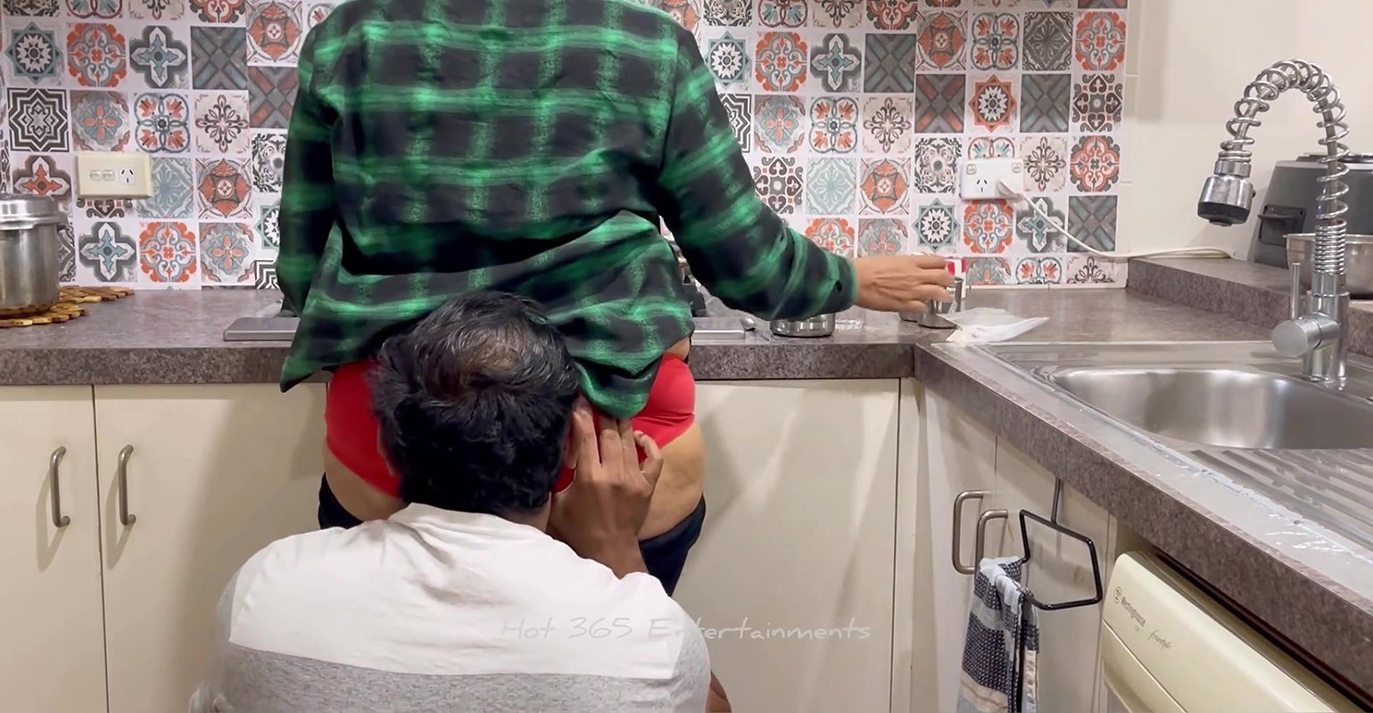 A Tale of Fuck & Romance Indian Couple’s Sensual Play in the Kitchen! Big Ass – Loud Moaning – Indian Anal Sex