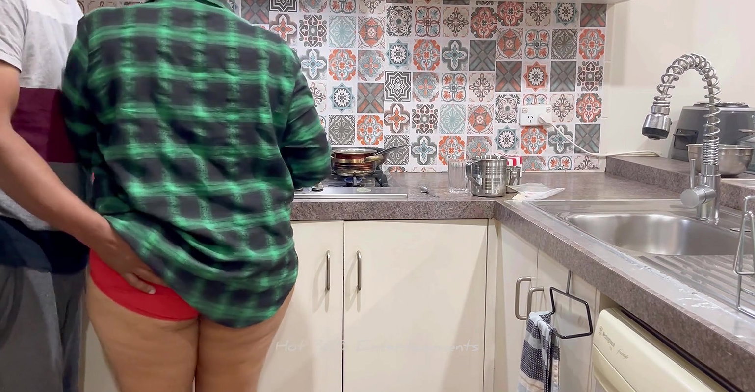 A Tale of Fuck & Romance Indian Couple’s Sensual Play in the Kitchen! Big Ass – Loud Moaning – Indian Anal Sex