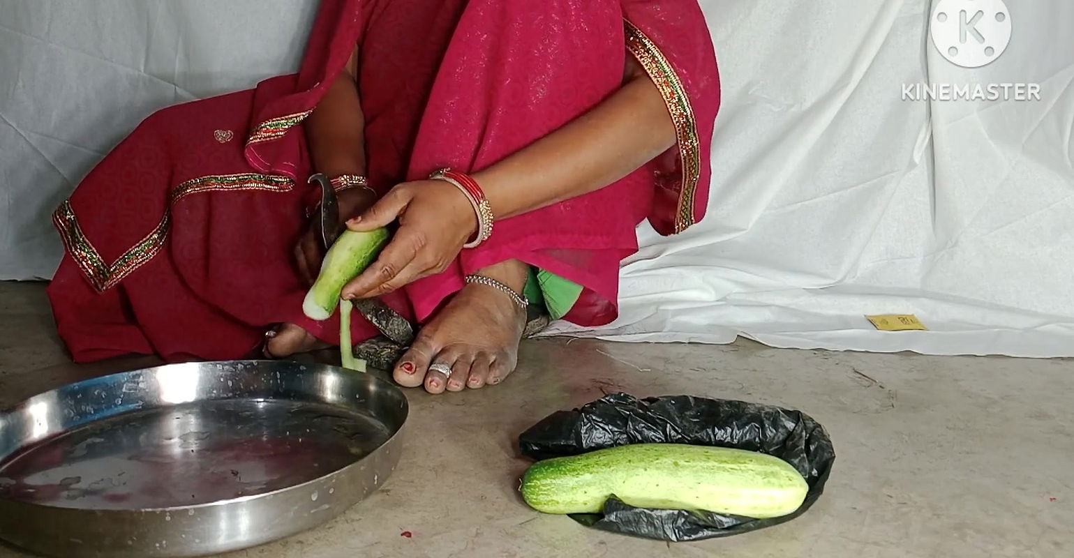 Desi bhabhi ki chudai kheera se desi oman kumbar masturbate