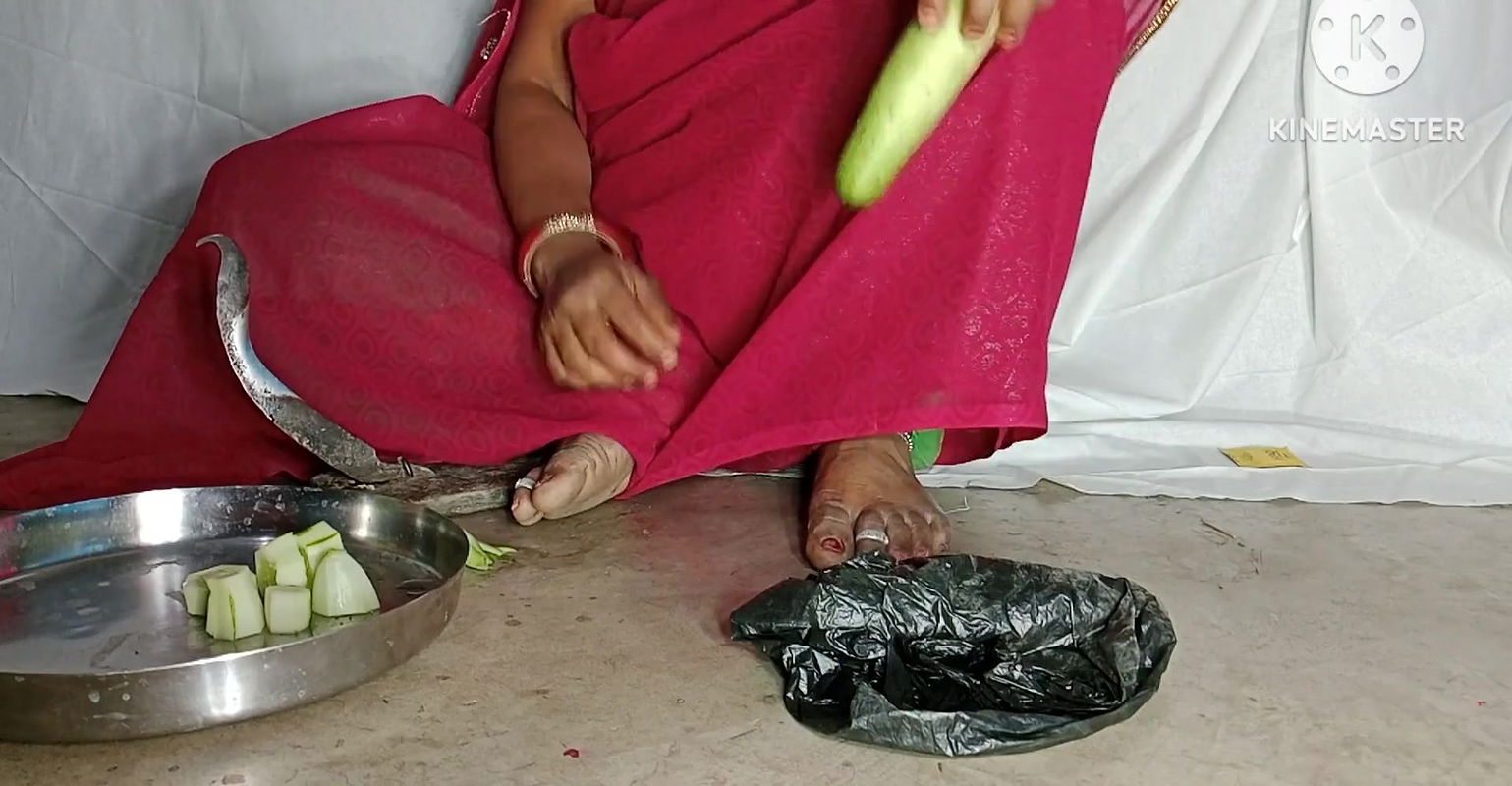 Desi bhabhi ki chudai kheera se desi oman kumbar masturbate