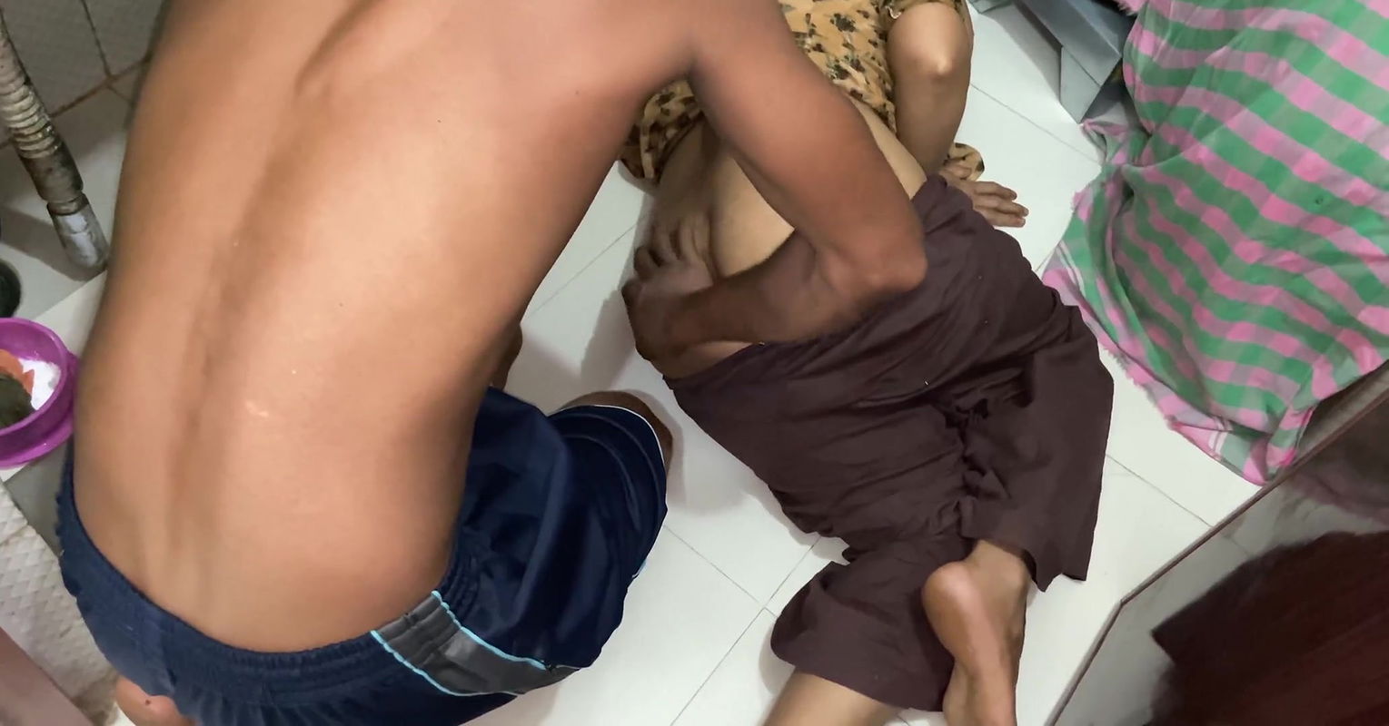 I saw my aunty rest alone in the kitchen, I hugged her and started fucking