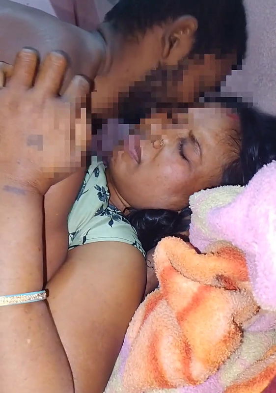 Bohot Nakhre Ke Baad Choda Raat me bohat Pela