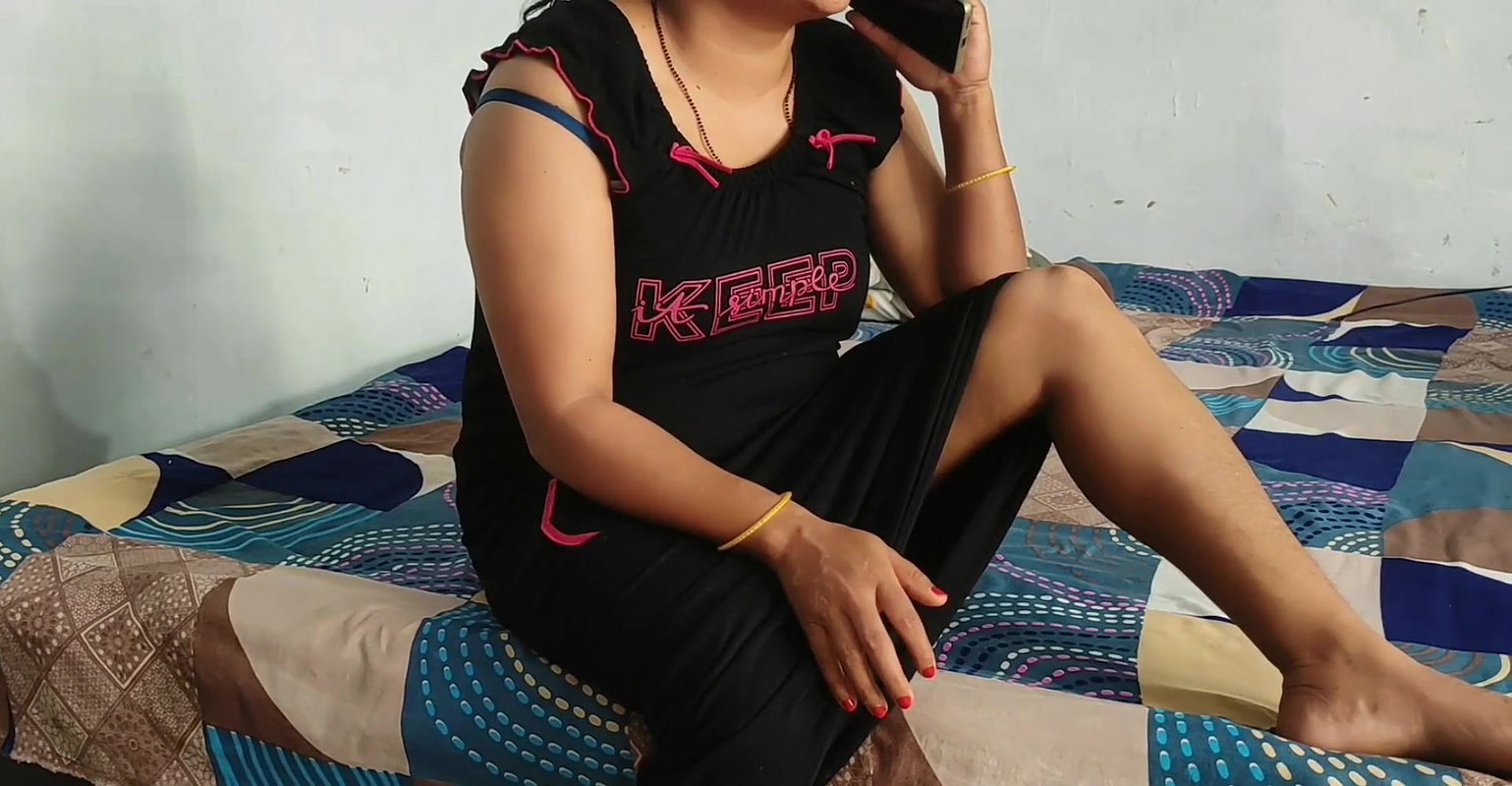 Parlour boy fucked desi indian bhabhi at home after giving her service