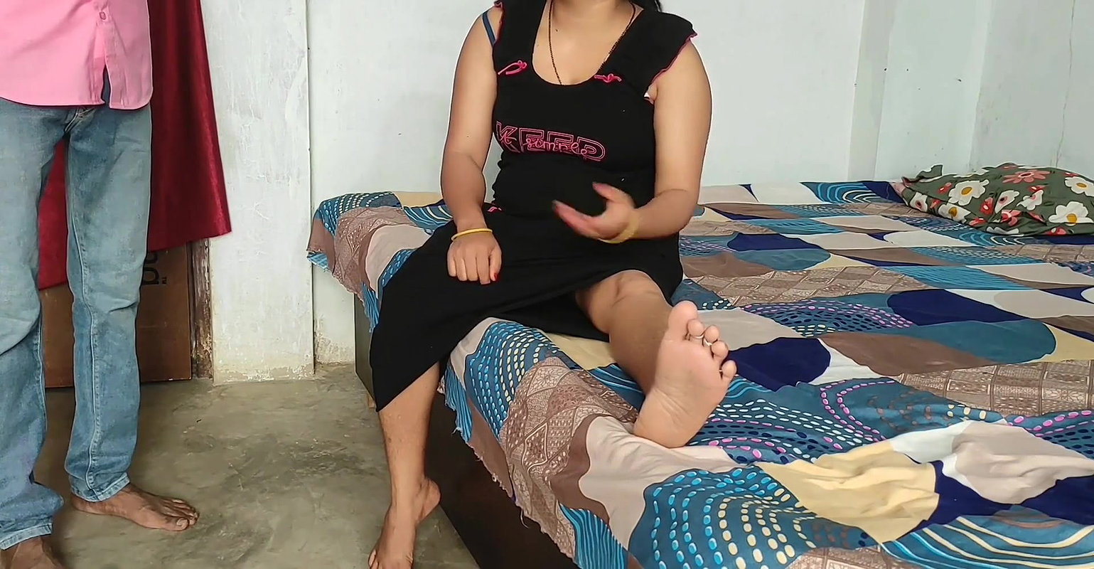 Parlour boy fucked desi indian bhabhi at home after giving her service