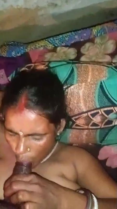 Village bhabhi taking bottle inside and giving bj
