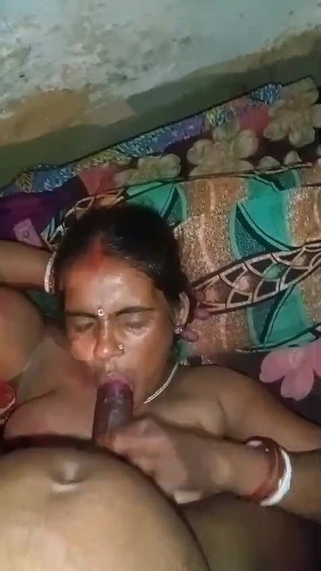 Village bhabhi taking bottle inside and giving bj