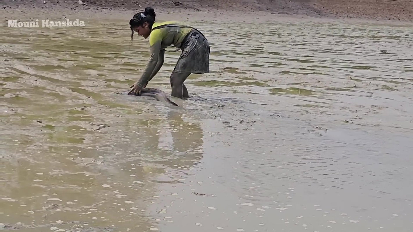 Amazing Country girl Fishing in Mud-