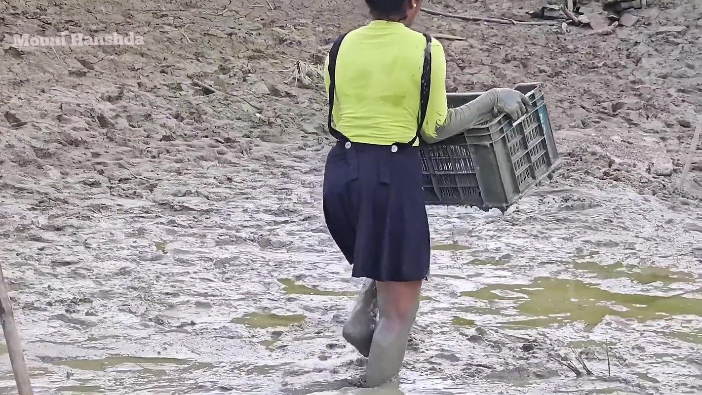 Amazing Country girl Fishing in Mud-