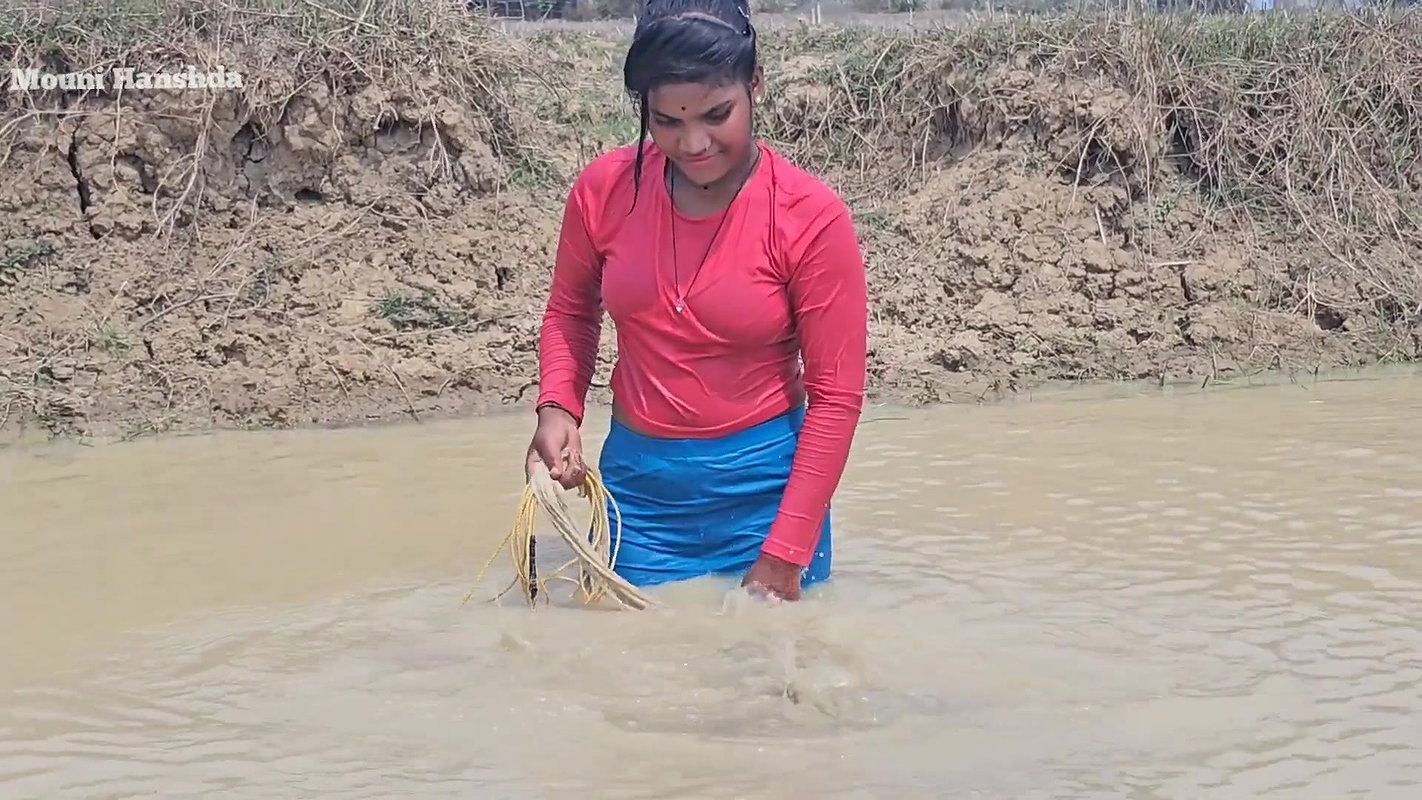 Amazing Mouni Hanshda Net fishing in Mud Water pon
