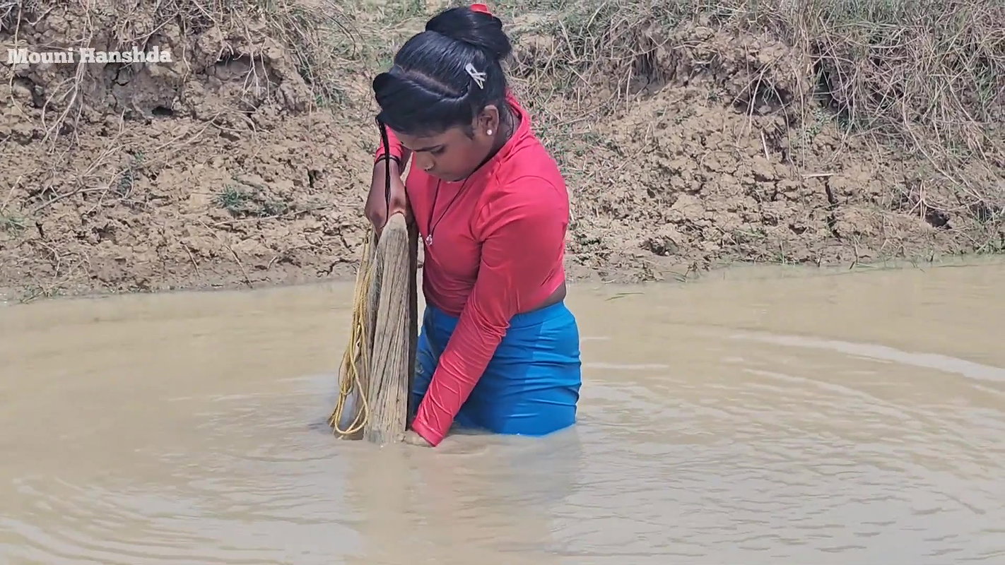Amazing Mouni Hanshda Net fishing in Mud Water pon