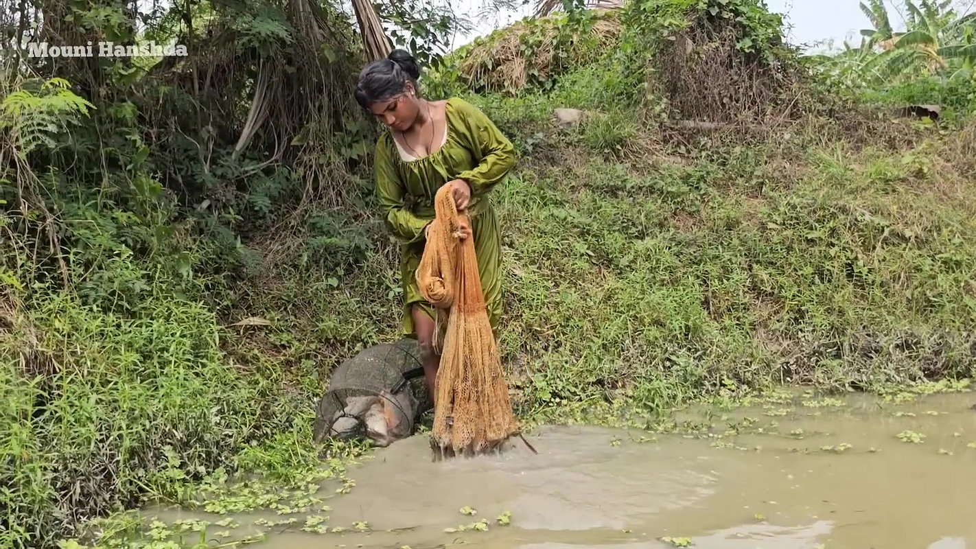 Amazing Village Girl Fishing Big Carp Fish