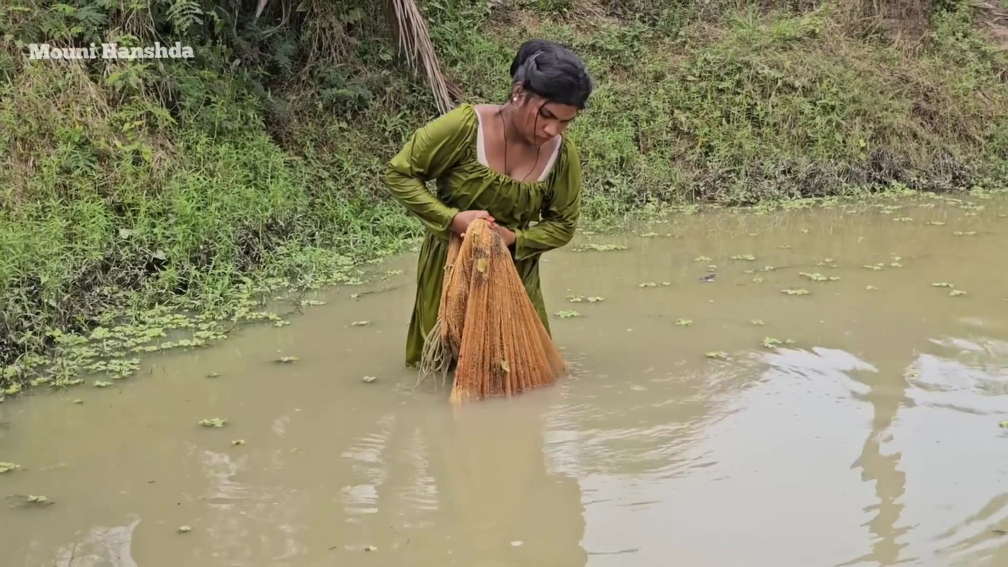 Amazing Village Girl Fishing Big Carp Fish