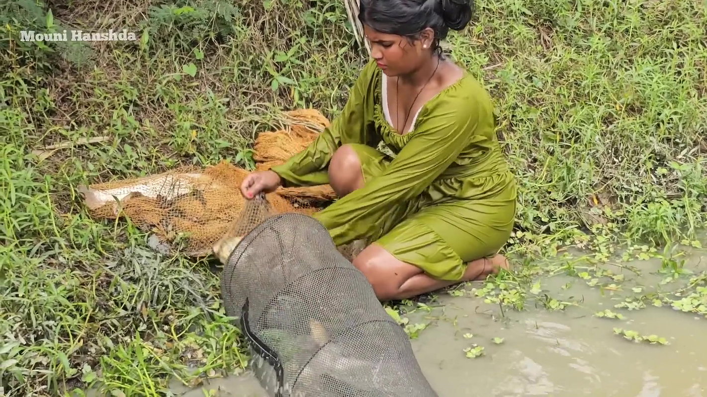Amazing Village Girl Fishing Big Carp Fish
