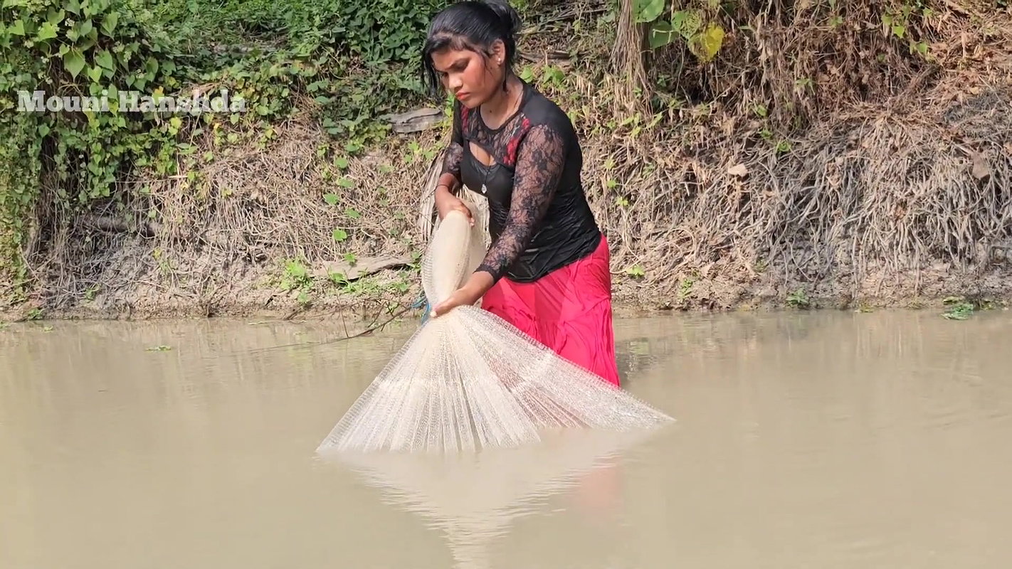 Amazing Village girl Mouni Net Fishing for big Car