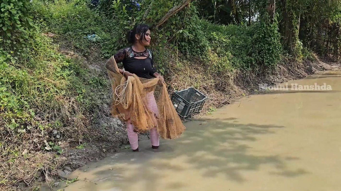 Amazing Village girl Net Fishing in Village pond