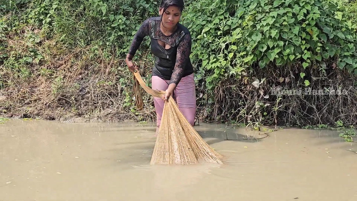 Amazing Village girl Net Fishing in Village pond